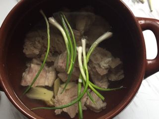 4、莲藕排骨汤,砂锅洗净倒入清水，放入排骨，生姜葱，滴入上些白醋，用大火烧开