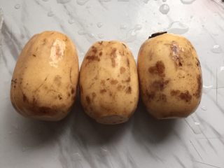 5、莲藕排骨汤,莲藕洗净