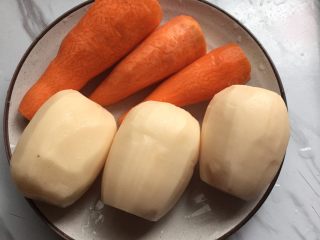 6、莲藕排骨汤,胡萝卜洗净，全部去皮