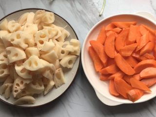 7、莲藕排骨汤,切成一块块的