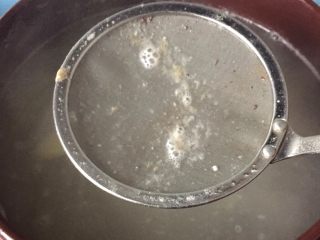 8、莲藕排骨汤,撇去浮沫后改用小火