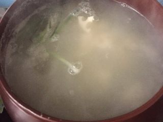 9、莲藕排骨汤,炖约20分钟，放入莲藕