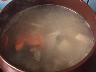 11、莲藕排骨汤,放入胡萝卜