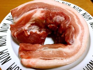 1、家常红烧肉,做家常红烧肉需要用上好的五花肉，俗话说“肉肥中瘦”，所选的五花肉要一层肥一层瘦，层数越多越好。