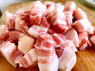 2、家常红烧肉,肉洗净切麻将块，2厘米见方