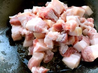 3、家常红烧肉,不用水焯，直接拿锅倒油适量，油热后放大料和肉块入锅，煸炒