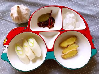 5、家常红烧肉,葱姜切片备用