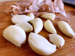 6、家常红烧肉,大蒜，略拍，去皮，不用切，