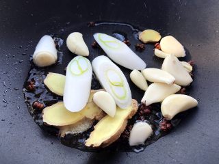 7、家常红烧肉,另起锅，倒油适量，放入葱、姜、蒜，花椒煸炒