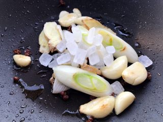 8、家常红烧肉,很重要的——别忘放糖！冰糖最好，白糖也行，至少1汤匙，不用怕放多，肉是喜糖的