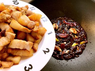 11、家常红烧肉,倒入炸好的肉