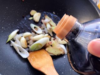 9、家常红烧肉,接着倒入酱油（最好用老抽，便于上色），不要太多。动作要快，不然糖会糊的。