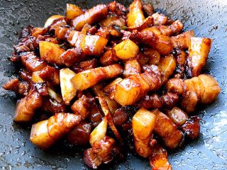 12、家常红烧肉,加两小勺盐翻炒一下