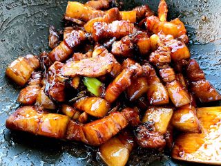 13、家常红烧肉,再加入一片香叶，两大红辣椒