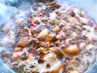 14、家常红烧肉,倒入清水，水以略没过肉为宜，大火烧开