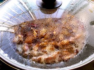 15、家常红烧肉,盖上锅盖，调成小火再炖一个小半小时左右