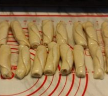 14、【蛋黄酥】,把做好的蛋黄酥放在烤盘上，扫一层蛋液，撒上黑芝麻，烤箱180度预热，放入烤箱中层烘烤25分钟