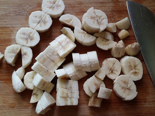 2、#懒人料理#香蕉奶昔,香蕉去皮切丁