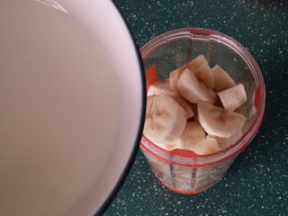 3、#懒人料理#香蕉奶昔,与牛奶一起料理杯中