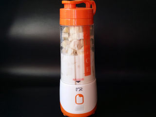 4、#懒人料理#香蕉奶昔,装好料理机后拧紧