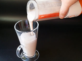 7、#懒人料理#香蕉奶昔,将奶昔倒入杯中