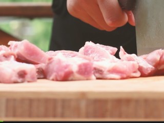 2、新加坡肉骨茶,猪肋骨切块。