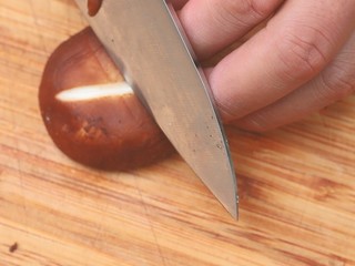 6、新加坡肉骨茶,香菇去根雕花。