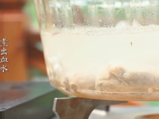 8、新加坡肉骨茶,猪肋骨块下锅煮开，焯水，将血水煮掉。