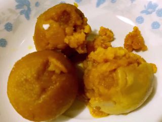 1、虾仁蛋黄豆花羹,鸭蛋去掉鸭蛋清保留鸭蛋黄备用