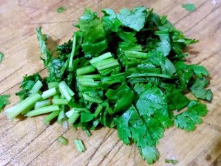 4、虾仁蛋黄豆花羹,香菜洗净切成小段