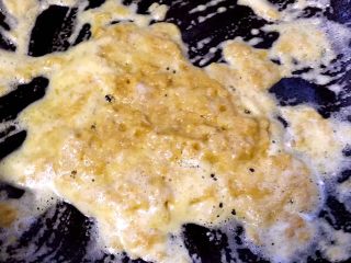 5、虾仁蛋黄豆花羹,锅中倒入底油加热放入鸭蛋黄不停的搅拌捣成蛋黄泥