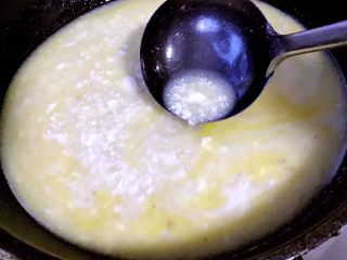 6、虾仁蛋黄豆花羹,倒入骨头汤烧开放入豆花煮3分钟