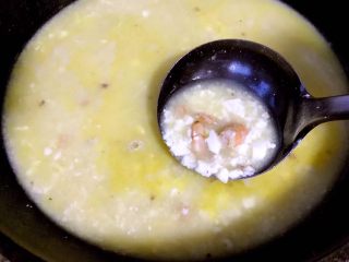 7、虾仁蛋黄豆花羹,放入虾仁同时放入盐大火煮至沸腾