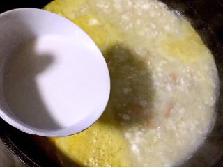 8、虾仁蛋黄豆花羹,放入味精调味最后倒入水淀粉搅拌均匀成糊状
