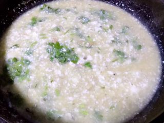 9、虾仁蛋黄豆花羹,最后撒上香菜即可出锅享用