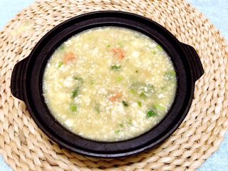 10、虾仁蛋黄豆花羹,鲜美可口的虾仁蛋黄豆花羹盛入容器中