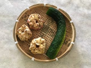1、鲜百合青瓜丁,首先我们准备好所有食材