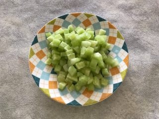 2、鲜百合青瓜丁,青瓜去皮洗净之后切成丁