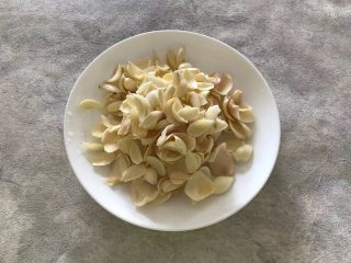 3、鲜百合青瓜丁,鲜百合处理干净之后沥干水分