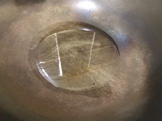 4、鲜百合青瓜丁,起油锅