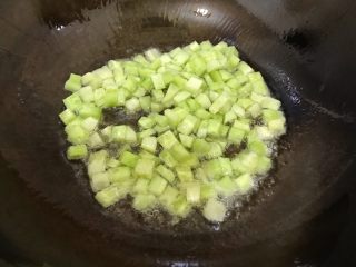 5、鲜百合青瓜丁,待锅内油七分热时，下青瓜丁，翻炒30秒