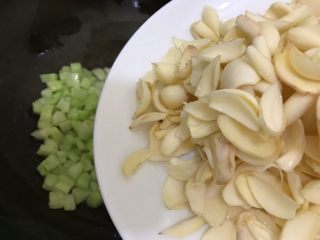 6、鲜百合青瓜丁,下鲜百合