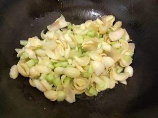 7、鲜百合青瓜丁,翻炒30秒