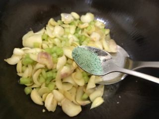 10、鲜百合青瓜丁,加一丢丢蔬之鲜（鸡精），翻炒均匀，即可