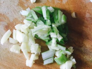 1、微波土豆胡萝卜丝,葱姜蒜切碎备用