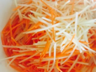 2、微波土豆胡萝卜丝,胡萝卜土豆刨丝