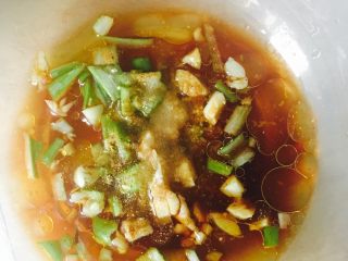 3、微波土豆胡萝卜丝,微波炉专用餐具放入油、葱姜蒜、盐、醋、味极鲜