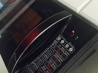 4、微波土豆胡萝卜丝,盖好盖开放气阀入微波炉加热二十秒