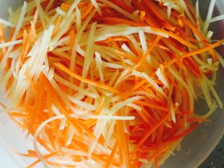 5、微波土豆胡萝卜丝,放入双丝搅拌均匀