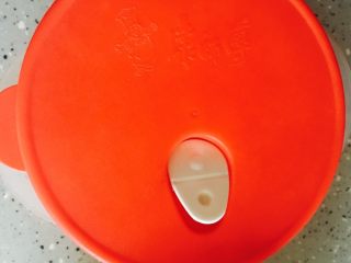 6、微波土豆胡萝卜丝,盖盖子打开放气阀